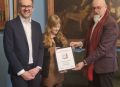 wręczenie dyplomu laureatce